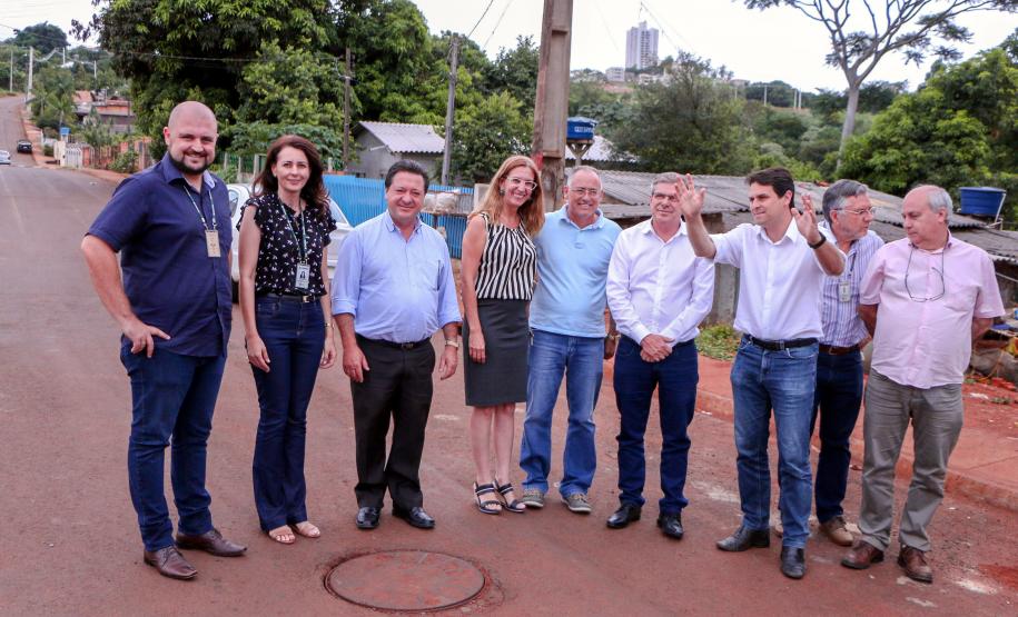 Presidente da Cohapar visita Apucarana e encaminha projetos O presidente da Companhia Paranaense de Habitação (Cohapar) Jorge Lange, cumpriu agenda nesta sexta-feira em Apucarana. Ele deu posse à assistente social Elisângela Costa Araújo, na chefia do escritório regional da Cohapar em Apucarana. E, em seguida, esteve na Prefeitura de Apucarana, retribuindo a visita que recebeu na semana anterior, do prefeito em exercício Junior da Femac.