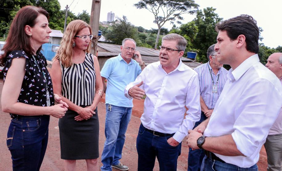 Presidente da Cohapar visita Apucarana e encaminha projetos O presidente da Companhia Paranaense de Habitação (Cohapar) Jorge Lange, cumpriu agenda nesta sexta-feira em Apucarana. Ele deu posse à assistente social Elisângela Costa Araújo, na chefia do escritório regional da Cohapar em Apucarana. E, em seguida, esteve na Prefeitura de Apucarana, retribuindo a visita que recebeu na semana anterior, do prefeito em exercício Junior da Femac.