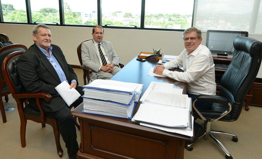 O presidente da Cohapar, Jorge Lange, recebeu nesta segunda-feira (21) em seu gabinete o prefeito de Assis Chateaubriand, João Aparecido Pegoraro. No encontro, acompanhado pelo deputado estadual eleito e ex-prefeito do município, Marcel Micheletto, foram tratadas questões relativas ao desenvolvimento de novos projetos habitacionais entre a prefeitura e o Governo do Paraná.