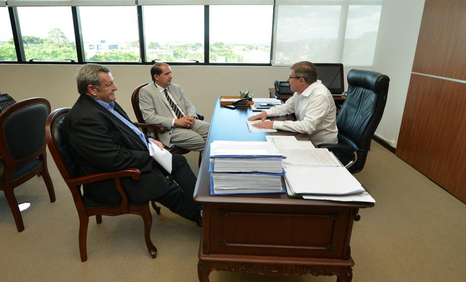 O presidente da Cohapar, Jorge Lange, recebeu nesta segunda-feira (21) em seu gabinete o prefeito de Assis Chateaubriand, João Aparecido Pegoraro. No encontro, acompanhado pelo deputado estadual eleito e ex-prefeito do município, Marcel Micheletto, foram tratadas questões relativas ao desenvolvimento de novos projetos habitacionais entre a prefeitura e o Governo do Paraná.