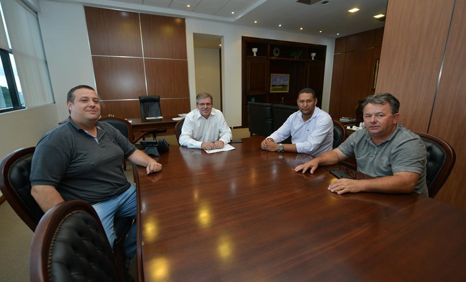 O prefeito de Lidianópolis, Adauto Mandu, esteve na sede da Cohapar, em Curitiba, para buscar apoio do Governo do Estado na viabilização de novos investimentos em habitação popular para o município, na região do Vale do Ivaí. Ele foi recebido pelo presidente da companhia, Jorge Lange, a quem descreveu as principais demandas do setor para a localidade.