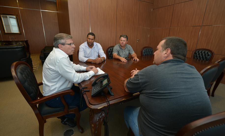 O prefeito de Lidianópolis, Adauto Mandu, esteve na sede da Cohapar, em Curitiba, para buscar apoio do Governo do Estado na viabilização de novos investimentos em habitação popular para o município, na região do Vale do Ivaí. Ele foi recebido pelo presidente da companhia, Jorge Lange, a quem descreveu as principais demandas do setor para a localidade.