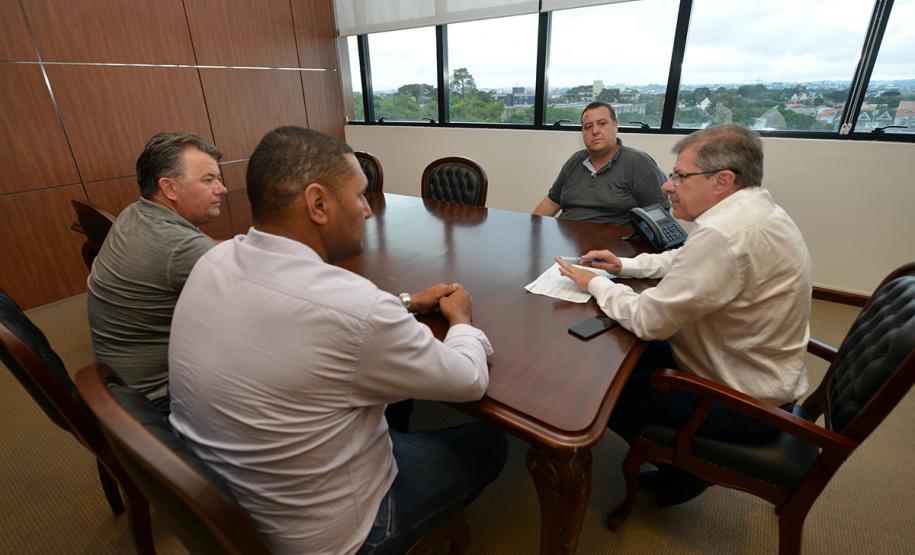 O prefeito de Lidianópolis, Adauto Mandu, esteve na sede da Cohapar, em Curitiba, para buscar apoio do Governo do Estado na viabilização de novos investimentos em habitação popular para o município, na região do Vale do Ivaí. Ele foi recebido pelo presidente da companhia, Jorge Lange, a quem descreveu as principais demandas do setor para a localidade.