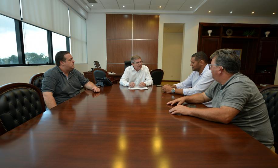 O prefeito de Lidianópolis, Adauto Mandu, esteve na sede da Cohapar, em Curitiba, para buscar apoio do Governo do Estado na viabilização de novos investimentos em habitação popular para o município, na região do Vale do Ivaí. Ele foi recebido pelo presidente da companhia, Jorge Lange, a quem descreveu as principais demandas do setor para a localidade.