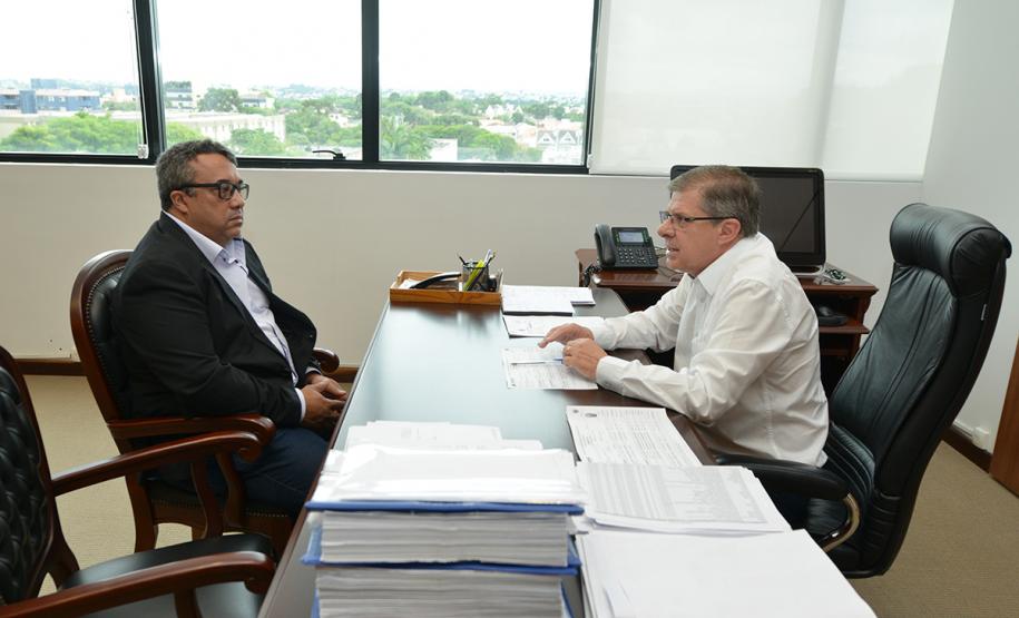 O prefeito de Mandaguaçu, Maurício Aparecido da Silva, mais conhecido como Professor Índio, esteve na sede da Cohapar nesta quarta-feira (23) para buscar orientações do presidente, Jorge Lange, sobre os rumos da política habitacional no Paraná. A intenção da administração municipal é firmar novos convênios de cooperação com o Governo do Estado para a implantação de conjuntos em prol de famílias de menor renda residentes no município, na região Noroeste do estado.