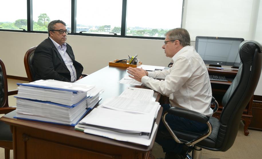 O prefeito de Mandaguaçu, Maurício Aparecido da Silva, mais conhecido como Professor Índio, esteve na sede da Cohapar nesta quarta-feira (23) para buscar orientações do presidente, Jorge Lange, sobre os rumos da política habitacional no Paraná. A intenção da administração municipal é firmar novos convênios de cooperação com o Governo do Estado para a implantação de conjuntos em prol de famílias de menor renda residentes no município, na região Noroeste do estado.