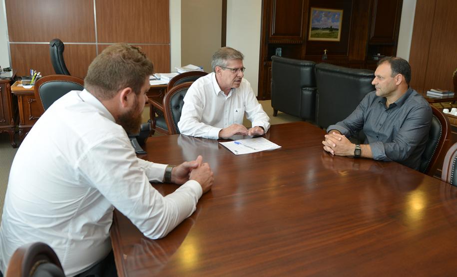 Nesta quarta-feira (23), o presidente da Cohapar, Jorge Lange, e o prefeito de Realeza, Milton Andreolli, estiveram reunidos na sede da empresa, em Curitiba, para tratar de projetos conjuntos entre o Governo do Estado e a administração do município, localizado na região Sudoeste do Paraná.