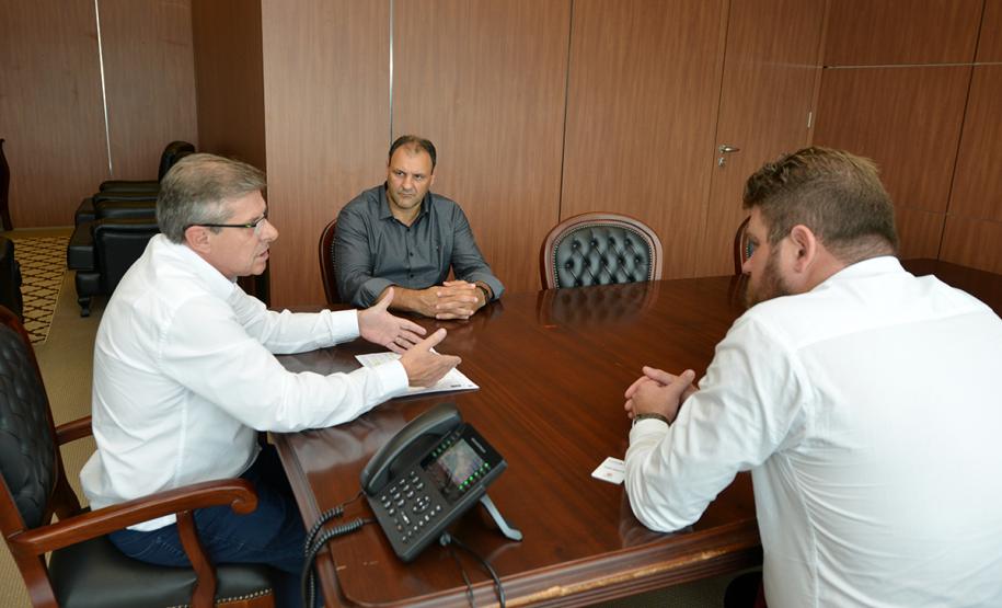 Nesta quarta-feira (23), o presidente da Cohapar, Jorge Lange, e o prefeito de Realeza, Milton Andreolli, estiveram reunidos na sede da empresa, em Curitiba, para tratar de projetos conjuntos entre o Governo do Estado e a administração do município, localizado na região Sudoeste do Paraná.