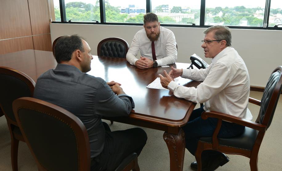 Nesta quarta-feira (23), o presidente da Cohapar, Jorge Lange, e o prefeito de Realeza, Milton Andreolli, estiveram reunidos na sede da empresa, em Curitiba, para tratar de projetos conjuntos entre o Governo do Estado e a administração do município, localizado na região Sudoeste do Paraná.