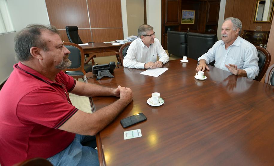 Em um encontro com o presidente da Cohapar, Jorge Lange, nesta quarta-feira (23), o prefeito de Jandaia do Sul, Benedito Pupio, discutiu a continuidade de projetos habitacionais previstos para o município, na região do Vale do Ivaí. O principal tópico tratado entre os dois foi a conclusão de um processo licitatório que prevê a construção de 218 imóveis, que ainda dependem da liberação de recursos da Caixa Econômica Federal.