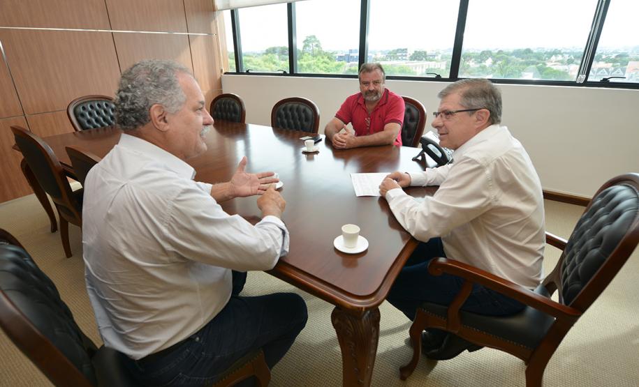 Em um encontro com o presidente da Cohapar, Jorge Lange, nesta quarta-feira (23), o prefeito de Jandaia do Sul, Benedito Pupio, discutiu a continuidade de projetos habitacionais previstos para o município, na região do Vale do Ivaí. O principal tópico tratado entre os dois foi a conclusão de um processo licitatório que prevê a construção de 218 imóveis, que ainda dependem da liberação de recursos da Caixa Econômica Federal.