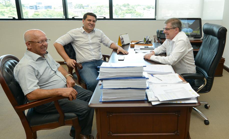O prefeito de Santa Cruz de Monte Castelo, Fran Boni, fez uma visita ao novo presidente da Cohapar, Jorge Lange, nesta terça-feira (29). Durante o encontro na sede da empresa, em Curitiba, os dois trataram da continuidade de projetos habitacionais iniciados de forma conjunta entre o Governo do Estado e a administração municipal.