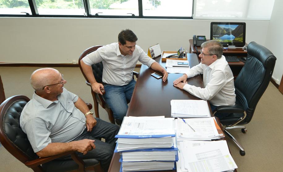 O prefeito de Santa Cruz de Monte Castelo, Fran Boni, fez uma visita ao novo presidente da Cohapar, Jorge Lange, nesta terça-feira (29). Durante o encontro na sede da empresa, em Curitiba, os dois trataram da continuidade de projetos habitacionais iniciados de forma conjunta entre o Governo do Estado e a administração municipal.