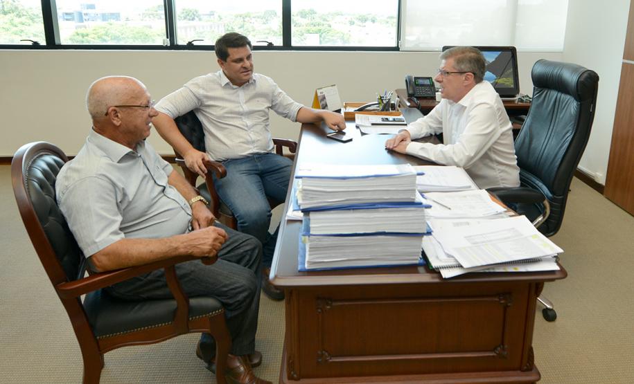 O prefeito de Santa Cruz de Monte Castelo, Fran Boni, fez uma visita ao novo presidente da Cohapar, Jorge Lange, nesta terça-feira (29). Durante o encontro na sede da empresa, em Curitiba, os dois trataram da continuidade de projetos habitacionais iniciados de forma conjunta entre o Governo do Estado e a administração municipal.