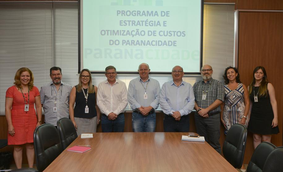 Representantes do Serviço Autônomo Paranacidade estiveram nesta segunda-feira (28) na sede da Cohapar reunidos com o presidente Jorge Lange, o diretor Paulo Campos e técnicos da companhia. Eles trocaram experiências sobre o modelo de gestão de pessoas adotado pelo órgão, que a partir de agora deverão ser estudados e adaptados para que sejam replicados na companhia.