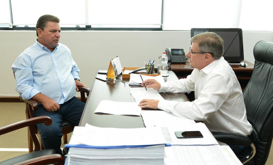 Com quase 10 mil famílias inscritas a espera de uma moradia em Arapongas, a prefeitura e a Cohapar se articulam para viabilizar o repasse de recursos federais para a construção de novos empreendimentos na cidade, no Norte do Paraná. A busca por uma solução efetiva para a situação foi discutida durante um encontro do prefeito Sergio Onofre com o presidente da Cohapar, Jorge Lange, nesta quarta-feira (30), na sede da empresa, em Curitiba.