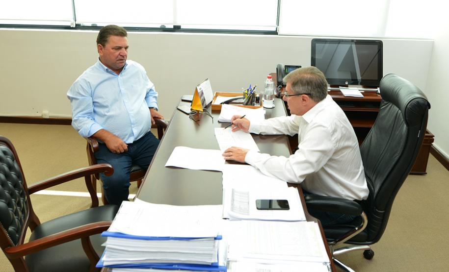 Com quase 10 mil famílias inscritas a espera de uma moradia em Arapongas, a prefeitura e a Cohapar se articulam para viabilizar o repasse de recursos federais para a construção de novos empreendimentos na cidade, no Norte do Paraná. A busca por uma solução efetiva para a situação foi discutida durante um encontro do prefeito Sergio Onofre com o presidente da Cohapar, Jorge Lange, nesta quarta-feira (30), na sede da empresa, em Curitiba.