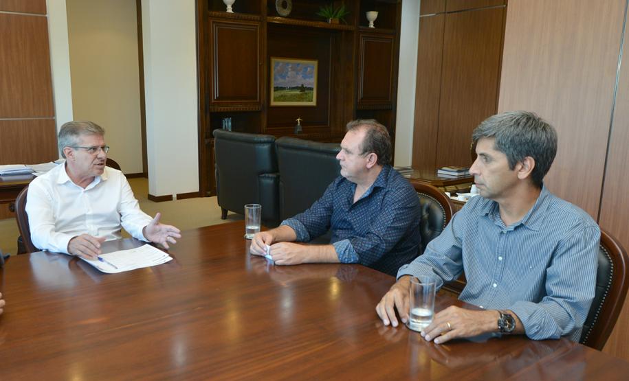 Com o objetivo de viabilizar a contratação de novos empreendimentos habitacionais para Barra do Jacaré, o prefeito Adalberto Aguiar, mais conhecido como Berano, foi até a sede da Cohapar, em Curitiba. Ele foi recepcionado pelo presidente da companhia, Jorge Lange, que o instruiu sobre as ações planejadas pela empresa que podem atender o município, da região do Norte Pioneiro do Paraná.