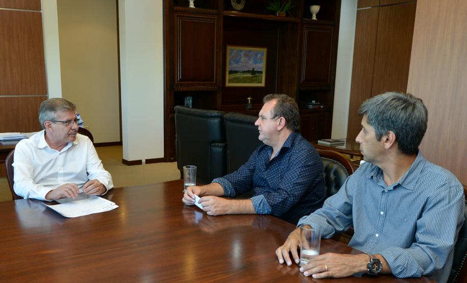 Com o objetivo de viabilizar a contratação de novos empreendimentos habitacionais para Barra do Jacaré, o prefeito Adalberto Aguiar, mais conhecido como Berano, foi até a sede da Cohapar, em Curitiba. Ele foi recepcionado pelo presidente da companhia, Jorge Lange, que o instruiu sobre as ações planejadas pela empresa que podem atender o município, da região do Norte Pioneiro do Paraná.