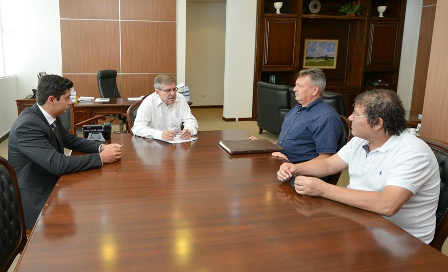 O prefeito de Pranchita, Eloir Lange, esteve na sede da Cohapar, em Curitiba, nesta quarta-feira (30). Na oportunidade, ele solicitou ao presidente da companhia, Jorge Lange, a reversão de uma área doada pelo município à empresa para que a administração municipal construa um novo parque de exposições no local.