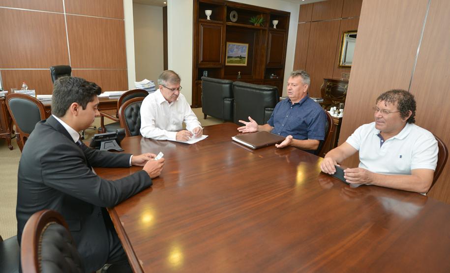 O prefeito de Pranchita, Eloir Lange, esteve na sede da Cohapar, em Curitiba, nesta quarta-feira (30). Na oportunidade, ele solicitou ao presidente da companhia, Jorge Lange, a reversão de uma área doada pelo município à empresa para que a administração municipal construa um novo parque de exposições no local.