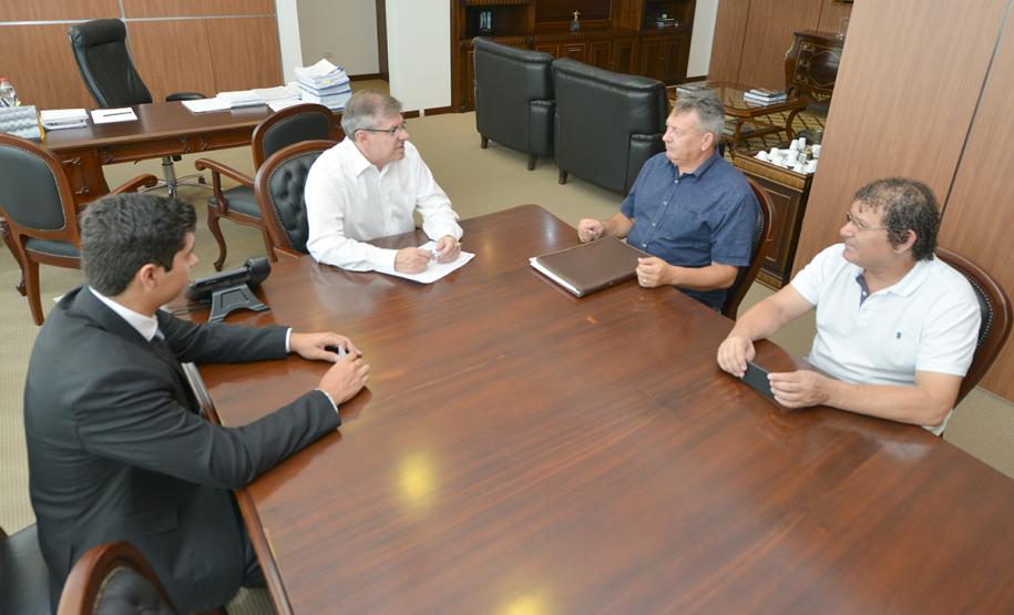 O prefeito de Pranchita, Eloir Lange, esteve na sede da Cohapar, em Curitiba, nesta quarta-feira (30). Na oportunidade, ele solicitou ao presidente da companhia, Jorge Lange, a reversão de uma área doada pelo município à empresa para que a administração municipal construa um novo parque de exposições no local.