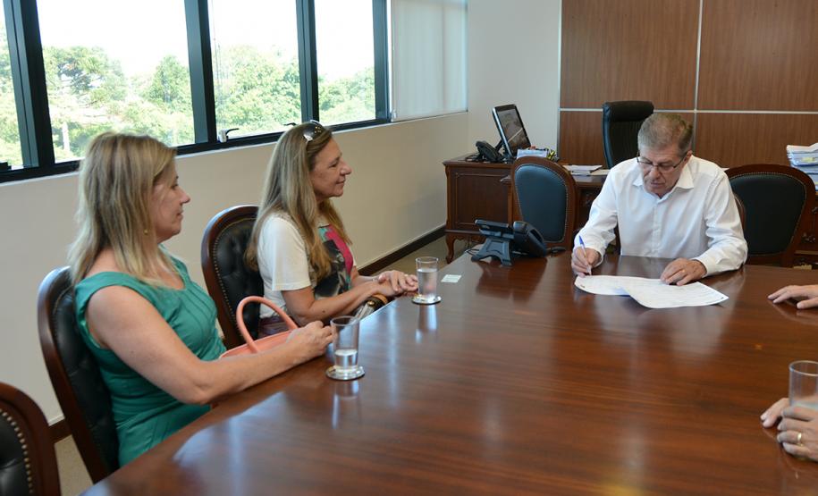 O presidente da Cohapar, Jorge Lange, e a prefeita de Andirá, Ione Abib, estiveram reunidos nesta terça-feira (29) para discutir o futuro da parceria entre o Governo do Estado e o município no setor de habitação popular. Atualmente, um procedimento licitatório está em andamento para a construção de 14 novas moradias e o objetivo é ampliar os investimentos na cidade, localizada na região do Norte Pioneiro do Paraná.