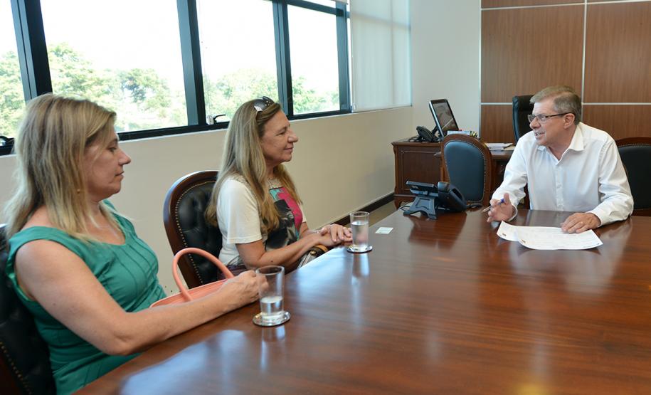 O presidente da Cohapar, Jorge Lange, e a prefeita de Andirá, Ione Abib, estiveram reunidos nesta terça-feira (29) para discutir o futuro da parceria entre o Governo do Estado e o município no setor de habitação popular. Atualmente, um procedimento licitatório está em andamento para a construção de 14 novas moradias e o objetivo é ampliar os investimentos na cidade, localizada na região do Norte Pioneiro do Paraná.