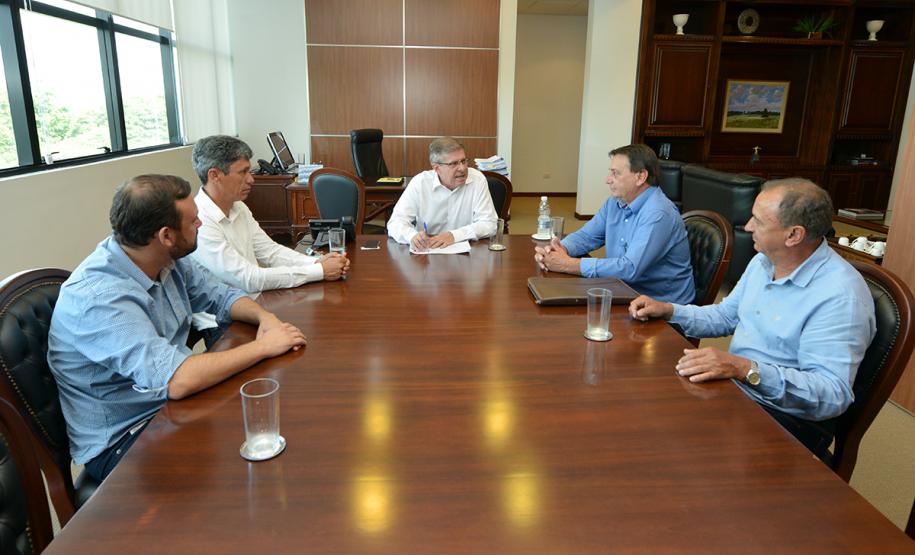 O prefeito de Céu Azul, Germano Bonamigo, solicitou o apoio do Governo do Estado para a viabilização de obras de construção de 30 moradias para a população do município. O pedido foi feito nesta quarta-feira (30) durante uma visita do gestor municipal à sede da Cohapar, onde participou de uma reunião com o presidente Jorge Lange.