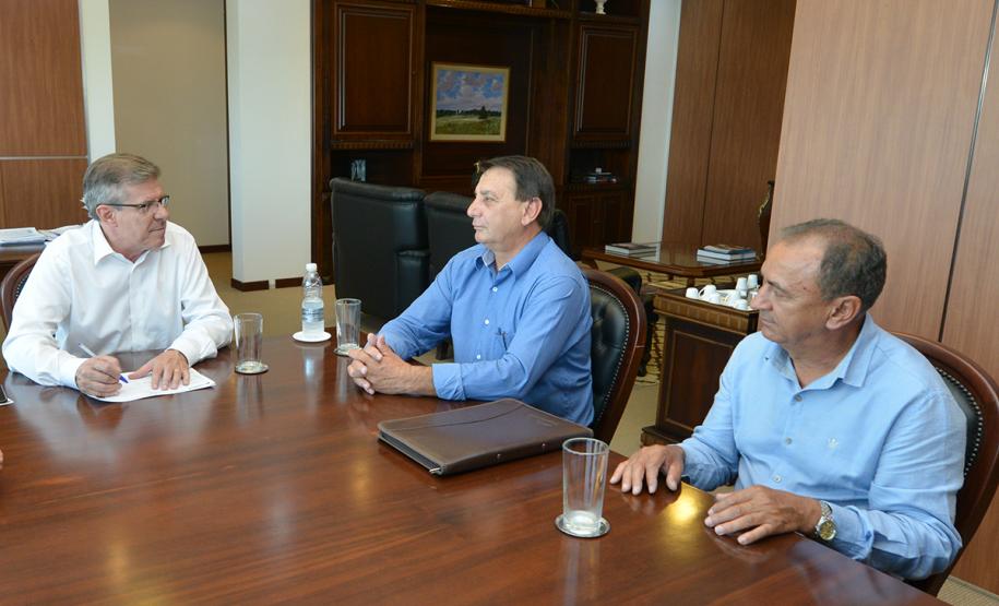 O prefeito de Céu Azul, Germano Bonamigo, solicitou o apoio do Governo do Estado para a viabilização de obras de construção de 30 moradias para a população do município. O pedido foi feito nesta quarta-feira (30) durante uma visita do gestor municipal à sede da Cohapar, onde participou de uma reunião com o presidente Jorge Lange.