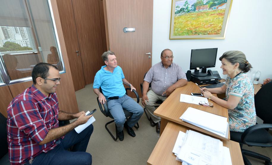 O prefeito em exercício de Farol, Natalicio dos Santos (Natal), esteve na sede da Cohapar, em Curitiba, nesta quarta-feira (30) para tratar da continuidade de um projeto para a construção de 27 casas populares na cidade, na região Centro-Oeste do Paraná. O empreendimento tem orçamento estimado em R$ 1,9 milhão e depende da aprovação de recursos do programa Minha Casa Minha Vida pela Caixa Econômica Federal.