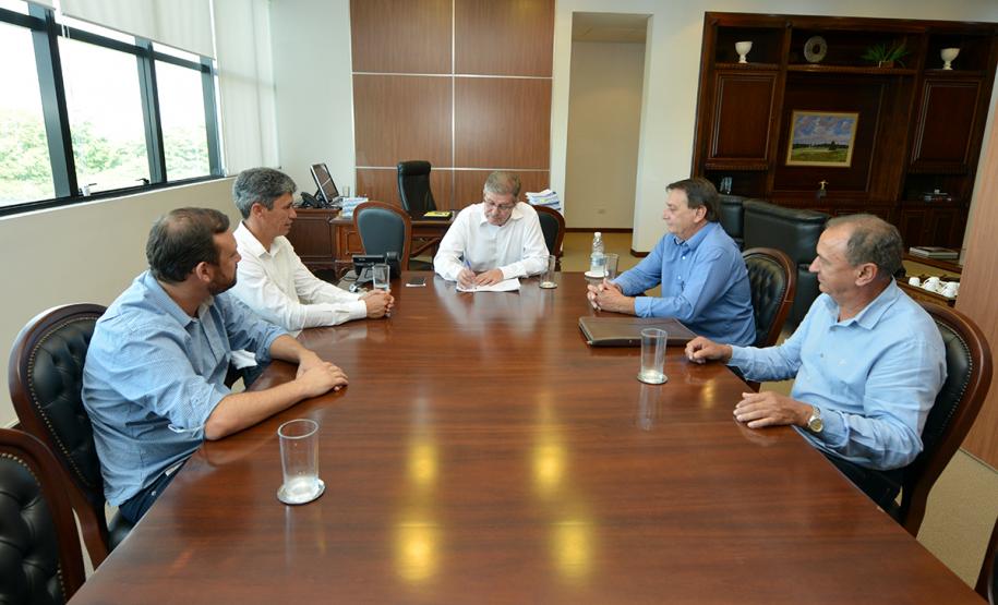 Com o intuito de conhecer as perspectivas do setor habitacional para os próximos anos, o prefeito de Catanduvas, Moisés de Souza, visitou a sede da Cohapar na última quarta-feira (30). Ele e o presidente da companhia, Jorge Lange, conversaram sobre possíveis parcerias que podem ser estabelecidas entre os órgãos para a viabilização de novos projetos para o município, na região Centro-Sul do Paraná.