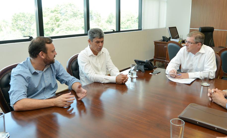 Com o intuito de conhecer as perspectivas do setor habitacional para os próximos anos, o prefeito de Catanduvas, Moisés de Souza, visitou a sede da Cohapar na última quarta-feira (30). Ele e o presidente da companhia, Jorge Lange, conversaram sobre possíveis parcerias que podem ser estabelecidas entre os órgãos para a viabilização de novos projetos para o município, na região Centro-Sul do Paraná.