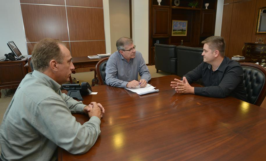 O presidente da Cohapar, Jorge Lange, e o prefeito de Ribeirão do Pinhal, Wagner Martins, estiveram reunidos na sede da empresa, em Curitiba, para tratar de possíveis investimentos em habitação popular para o município nesta terça-feira (5). No encontro, ficou definido que técnicos do órgão estadual e da prefeitura iniciarão estudos para retomar projetos para a construção de novas moradias na localidade, na região do Norte Pioneiro do Paraná.