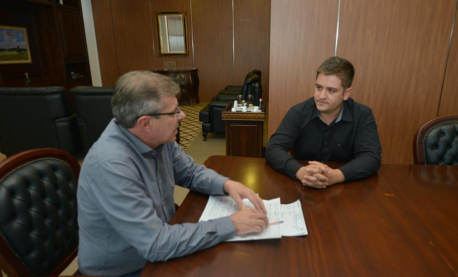O presidente da Cohapar, Jorge Lange, e o prefeito de Ribeirão do Pinhal, Wagner Martins, estiveram reunidos na sede da empresa, em Curitiba, para tratar de possíveis investimentos em habitação popular para o município nesta terça-feira (5). No encontro, ficou definido que técnicos do órgão estadual e da prefeitura iniciarão estudos para retomar projetos para a construção de novas moradias na localidade, na região do Norte Pioneiro do Paraná.