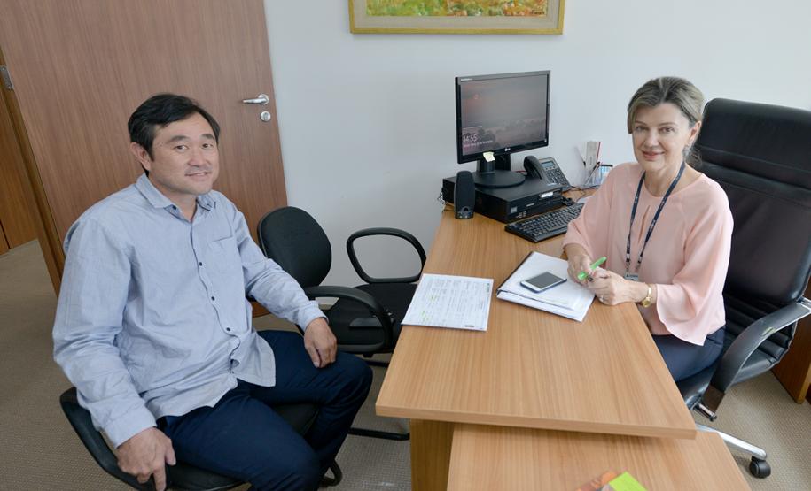 O prefeito de Nova Santa Bárbara, Eric Kondo, esteve nesta sexta-feira (8) na sede da Cohapar, em Curitiba. Ele conversou com a assessora da presidência da companhia, Jocely Loyola, sobre os alinhamentos de trabalho entre a prefeitura e o Governo do Estado para a viabilização de obras de novas casas populares no município.