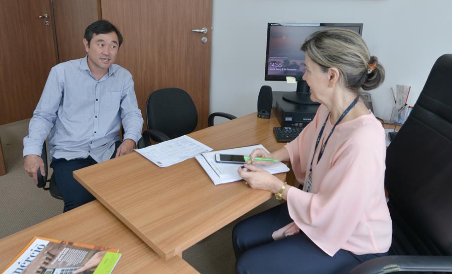 O prefeito de Nova Santa Bárbara, Eric Kondo, esteve nesta sexta-feira (8) na sede da Cohapar, em Curitiba. Ele conversou com a assessora da presidência da companhia, Jocely Loyola, sobre os alinhamentos de trabalho entre a prefeitura e o Governo do Estado para a viabilização de obras de novas casas populares no município.