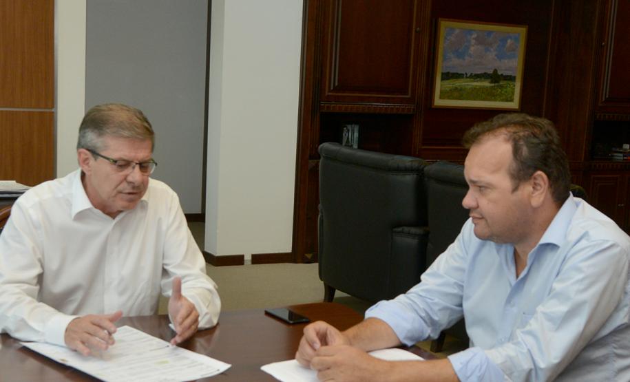 O presidente da Cohapar, Jorge Lange, recebeu nesta segunda-feira (11) a visita do prefeito de Prado Ferreira, Silvio Damaceno. Os dois conversaram na seda da empresa, em Curitiba, sobre um projeto conjunto do município com a companhia para a regularização de 60 lotes que não possuem registro na cidade, na região Norte do Paraná.