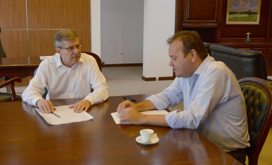 O presidente da Cohapar, Jorge Lange, recebeu nesta segunda-feira (11) a visita do prefeito de Prado Ferreira, Silvio Damaceno. Os dois conversaram na seda da empresa, em Curitiba, sobre um projeto conjunto do município com a companhia para a regularização de 60 lotes que não possuem registro na cidade, na região Norte do Paraná.