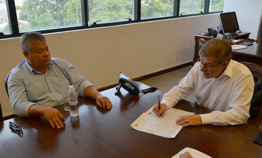O presidente da Cohapar, Jorge Lange, e o prefeito de Centenário do Sul, Luiz Nicacio, estiveram reunidos nesta segunda-feira (11) na sede da empresa, em Curitiba. Eles conversaram sobre um projeto que prevê a construção de 29 novas moradias rurais no município, na região de Norte do Paraná.