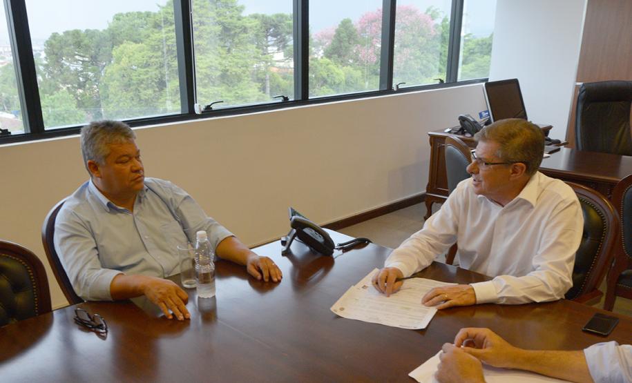 O presidente da Cohapar, Jorge Lange, e o prefeito de Centenário do Sul, Luiz Nicacio, estiveram reunidos nesta segunda-feira (11) na sede da empresa, em Curitiba. Eles conversaram sobre um projeto que prevê a construção de 29 novas moradias rurais no município, na região de Norte do Paraná.