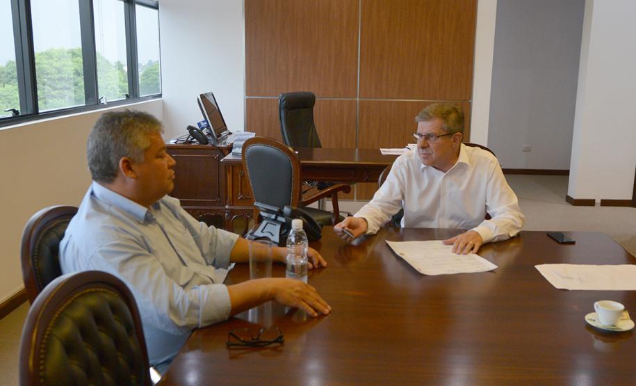 O presidente da Cohapar, Jorge Lange, e o prefeito de Centenário do Sul, Luiz Nicacio, estiveram reunidos nesta segunda-feira (11) na sede da empresa, em Curitiba. Eles conversaram sobre um projeto que prevê a construção de 29 novas moradias rurais no município, na região de Norte do Paraná.