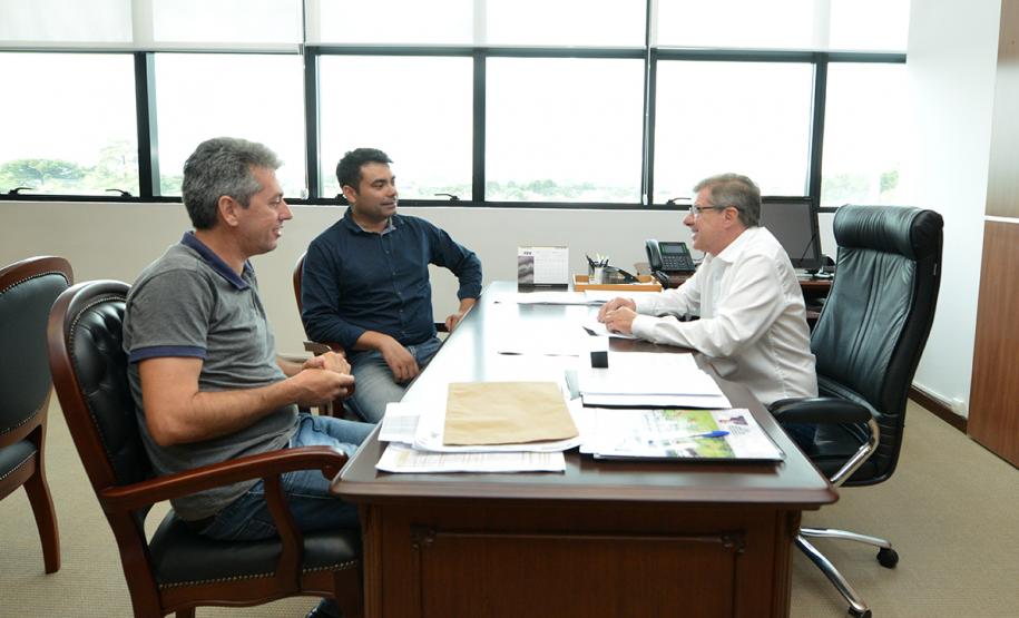 A cidade de Wenceslau Braz, no Norte Pioneiro do Paraná, receberá mais de R$ 13 milhões de investimentos em projetos de habitação popular ao longo dos próximos meses. Os detalhes dos projetos foram discutidos nesta terça-feira (12) em um encontro do prefeito, Paulo Leonar, com o presidente da Cohapar, Jorge Lange, na sede da empresa, em Curitiba.