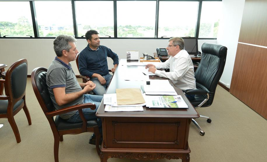 A cidade de Wenceslau Braz, no Norte Pioneiro do Paraná, receberá mais de R$ 13 milhões de investimentos em projetos de habitação popular ao longo dos próximos meses. Os detalhes dos projetos foram discutidos nesta terça-feira (12) em um encontro do prefeito, Paulo Leonar, com o presidente da Cohapar, Jorge Lange, na sede da empresa, em Curitiba.