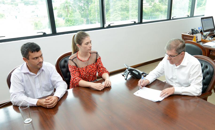 A prefeita de Primeiro de Maio, Bruna Casanova, esteve na sede da Cohapar, em Curitiba, nesta terça-feira (12). Ela conversou com o presidente da empresa, Jorge Lange, sobre o andamento de projetos desenvolvidos de forma integrada entre o município e o Governo do Estado para o setor habitacional.