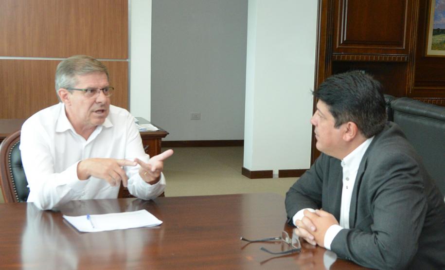 Poucos meses após a contratação de um empreendimento com 42 casas populares, em fase inicial de obras em Sertaneja, o prefeito, Jamison Silva, voltou à Cohapar nesta terça-feira (12) para buscar a contratação de novos projetos para o município, na região Norte do Paraná.