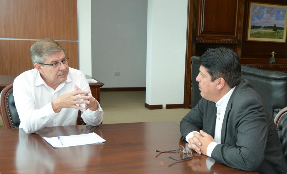 Poucos meses após a contratação de um empreendimento com 42 casas populares, em fase inicial de obras em Sertaneja, o prefeito, Jamison Silva, voltou à Cohapar nesta terça-feira (12) para buscar a contratação de novos projetos para o município, na região Norte do Paraná.