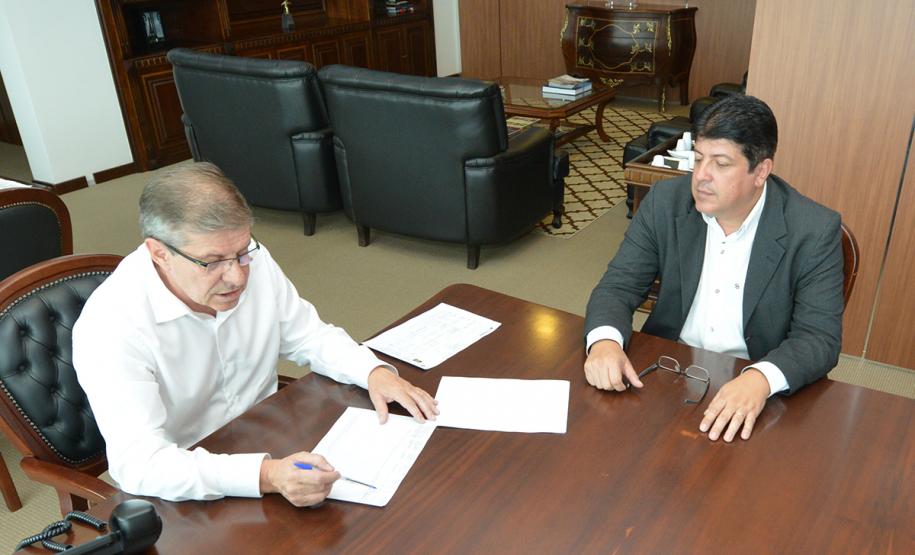 Poucos meses após a contratação de um empreendimento com 42 casas populares, em fase inicial de obras em Sertaneja, o prefeito, Jamison Silva, voltou à Cohapar nesta terça-feira (12) para buscar a contratação de novos projetos para o município, na região Norte do Paraná.