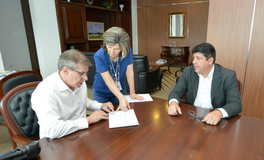 Poucos meses após a contratação de um empreendimento com 42 casas populares, em fase inicial de obras em Sertaneja, o prefeito, Jamison Silva, voltou à Cohapar nesta terça-feira (12) para buscar a contratação de novos projetos para o município, na região Norte do Paraná.