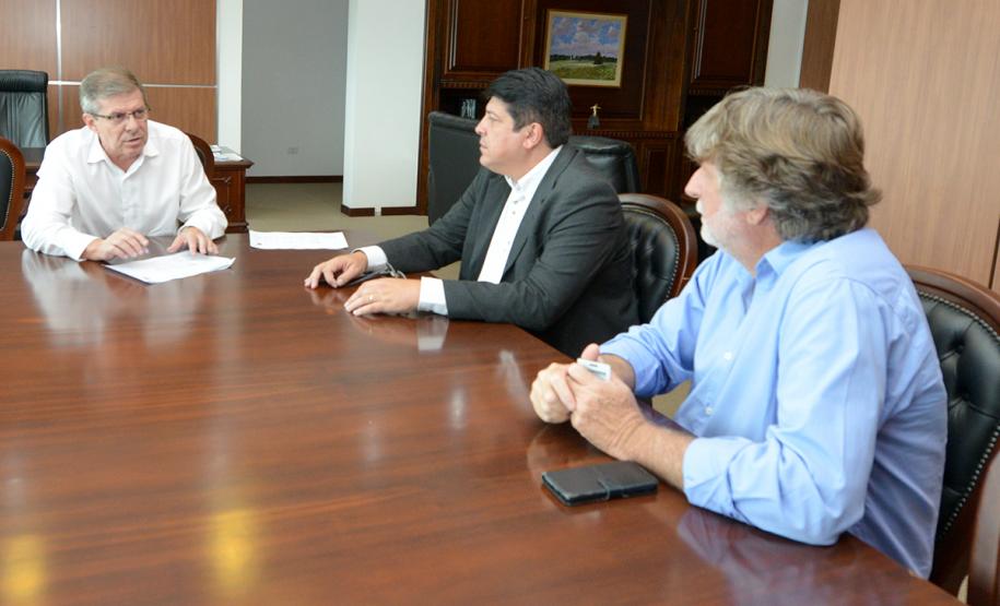 Em visita à Cohapar nesta terça-feira (12), o prefeito de Leópolis, Sandrinho Ribeiro, esteve reunido com o presidente da empresa, Jorge Lange. Os dois fizeram um acompanhamento da situação das obras de 50 casas populares que estão em construção e analisaram possibilidades de ampliação dos programas habitacionais na cidade, na região Norte do Paraná.